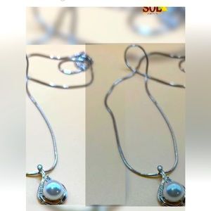 Cadena lisa enchapada en plata con delicado dije en perla